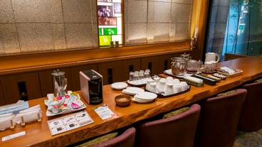 ラウンジのドリンクサービス / 1