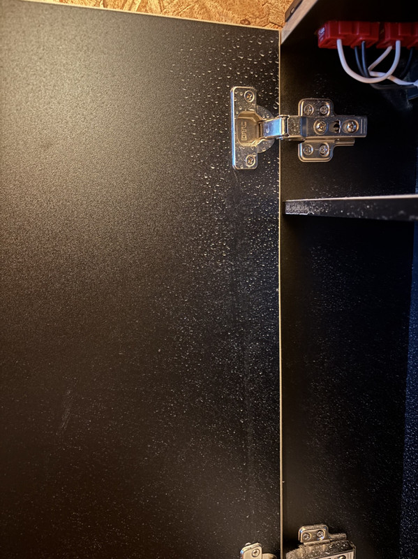 カプセル内貴重品入れの害虫駆除の薬剤散布の様な跡