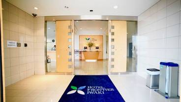 施設の入り口 / 18