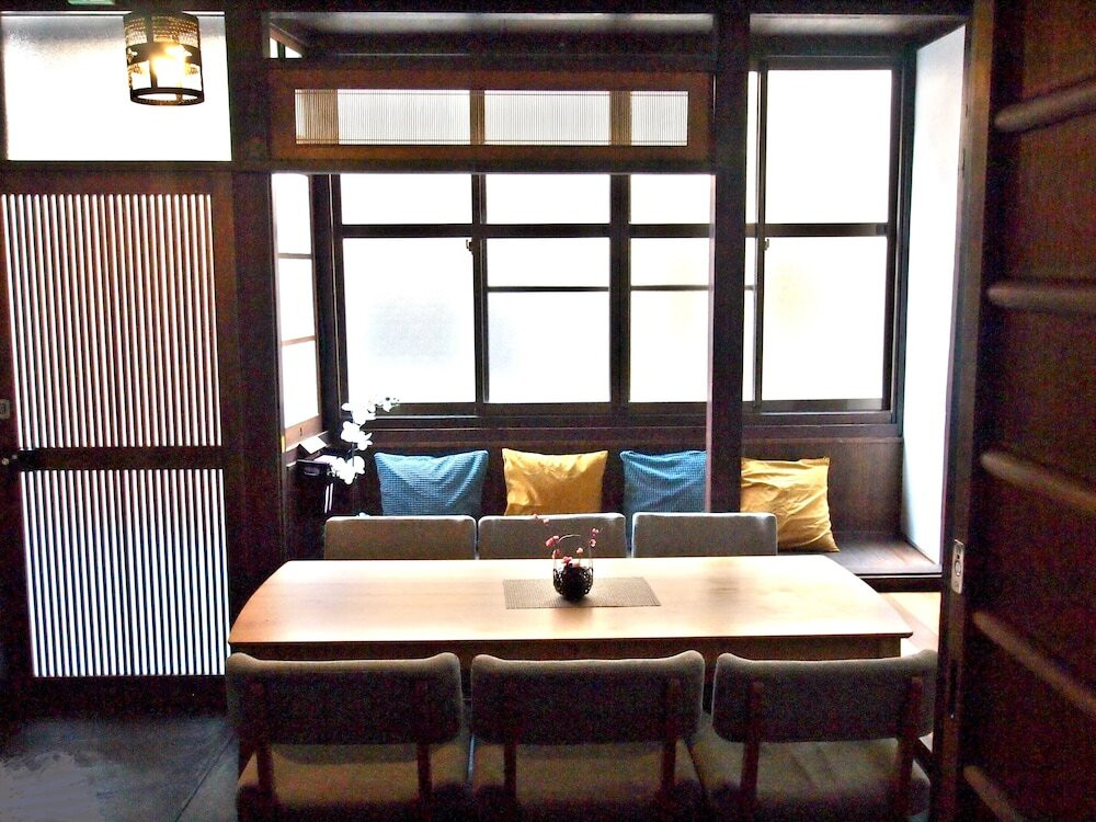 客室内のダイニングエリア