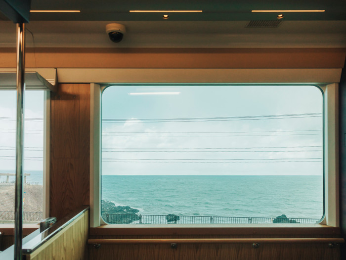 1・4号車にある展望室。大きな窓から見える風景は、まるで一枚の絵画のよう。