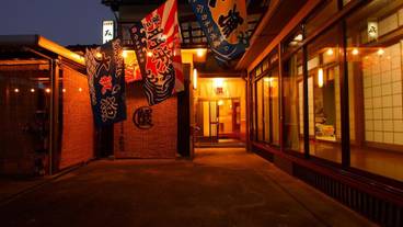 施設の正面 (日没後) / 2