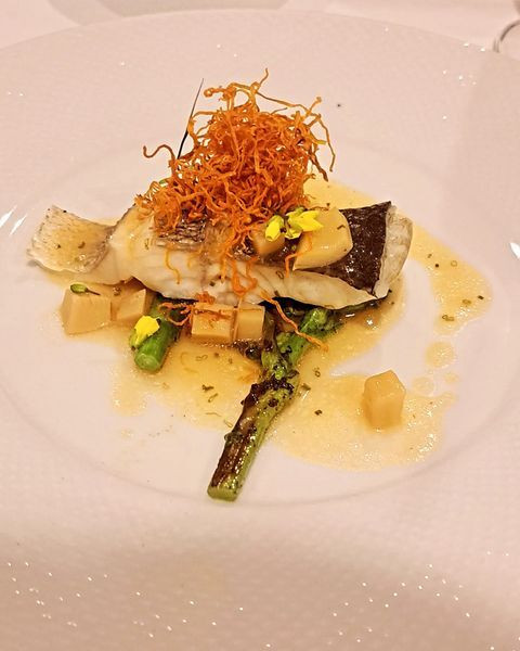ホタテやお魚、お肉など、どれも柔らかくておいしかったです。盛り付けが綺麗で、1皿提供されるたびに幸せな気持ちに。 / 4