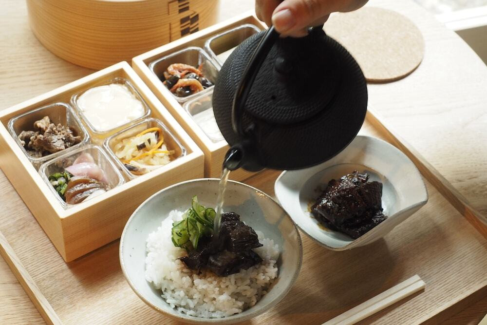 食事はまちのレストランへ3401911