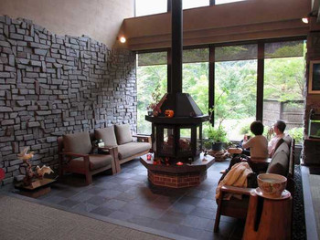 「野の花山荘」 内観 43614121 暖炉のあるロビーで、まずは一服