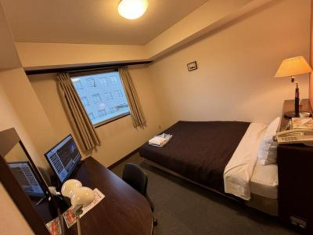 ベッドの足元側にスーツケースを広げたままにできました