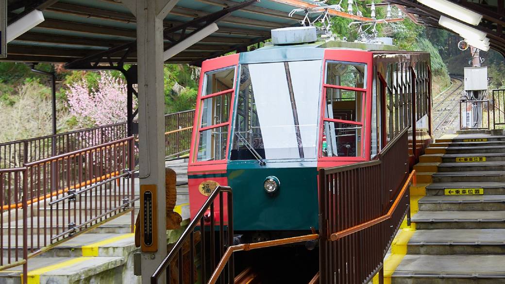 絶景に心震える
日本最長のケーブルカー
 / 3