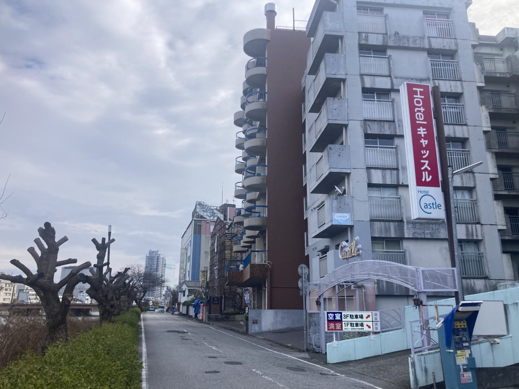 周りはラブホテル