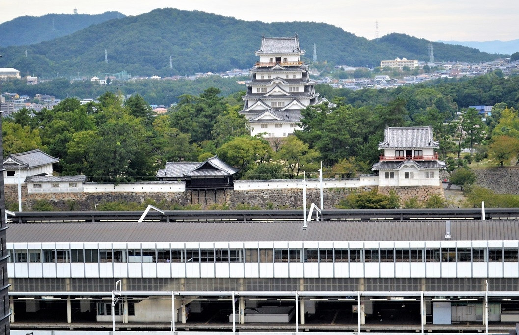 フロントロビー窓際から見る福山城