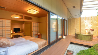 [2階和室] 源泉掛流し露天風呂+半露天風呂+個別庭園