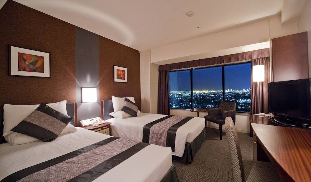 ホテルでゆっくりと
夜景を楽しんで / 2