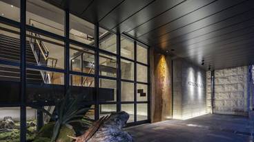 施設の正面 (日没後) / 1