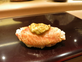 「鮨みなと」料理 580326 毛ガニに蟹味噌を乗せて