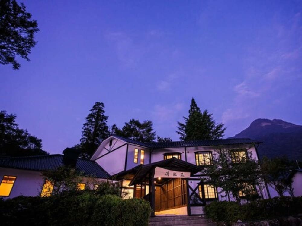 施設の正面 (日没後)