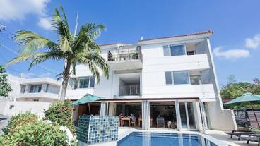 ホテル外観とプール / 3