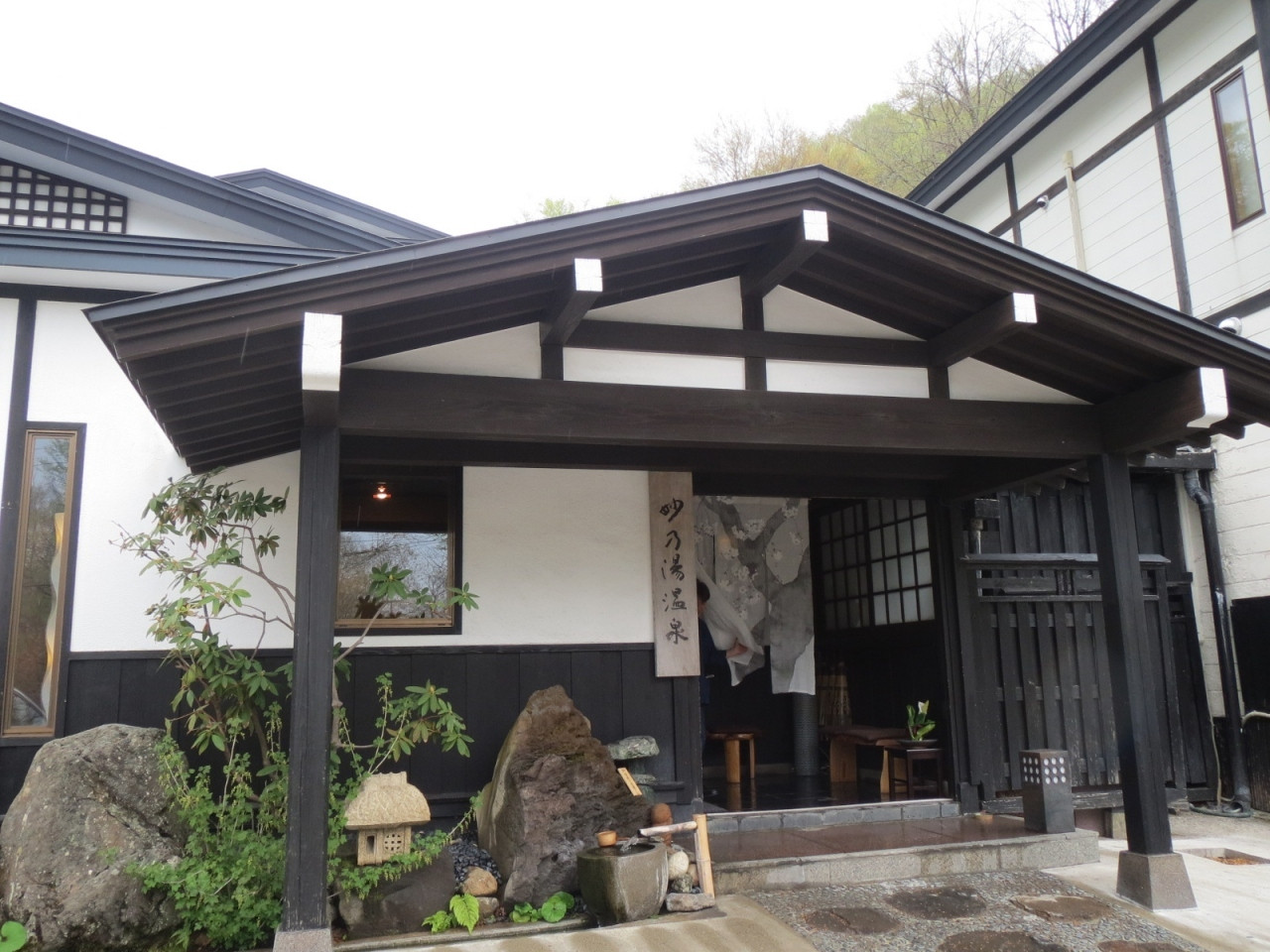 3. 宿泊者は貸切風呂を無料で楽しめる！「乳頭温泉郷　妙乃湯（たえのゆ）」 3633198