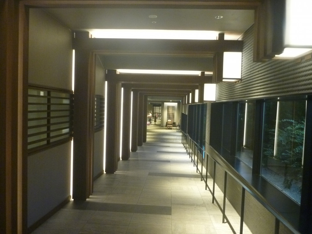 夕食を終えてホテルに戻ると、玄関から廊下の照明が良い感じ。