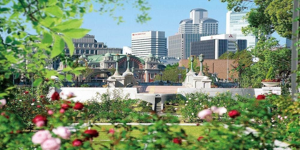 都会で感じる緑の癒し。空の見える屋内プールは開放感抜群4112971