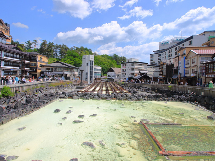 毎分約4000リットルの温泉が湧き出す「湯畑」は必見。食べ歩きやお土産ショッピングを楽しみながら散策できます