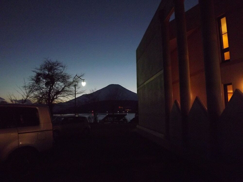 施設の正面 (日没後)