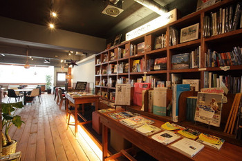 「ワールドブックカフェ」内観 62196 店内にある本は全て席でお読みいただけます