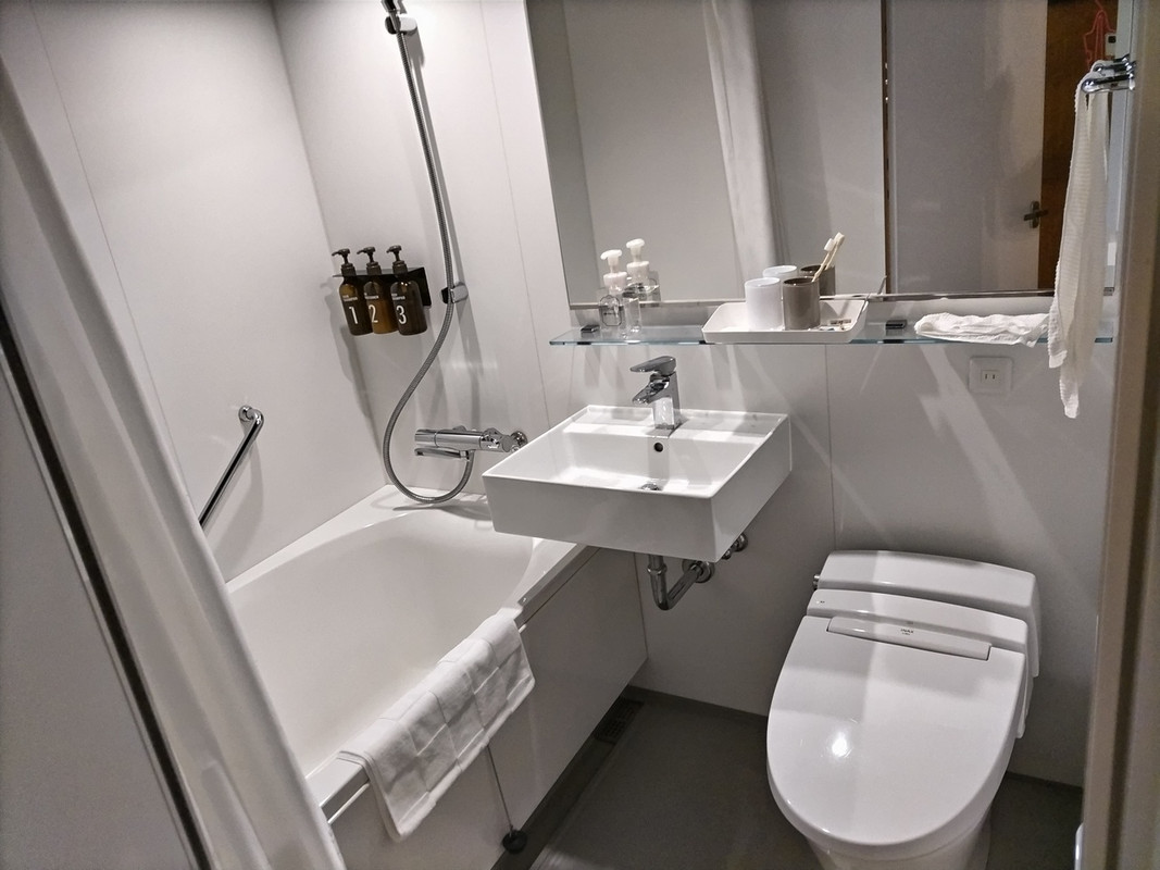 部屋のバスルーム