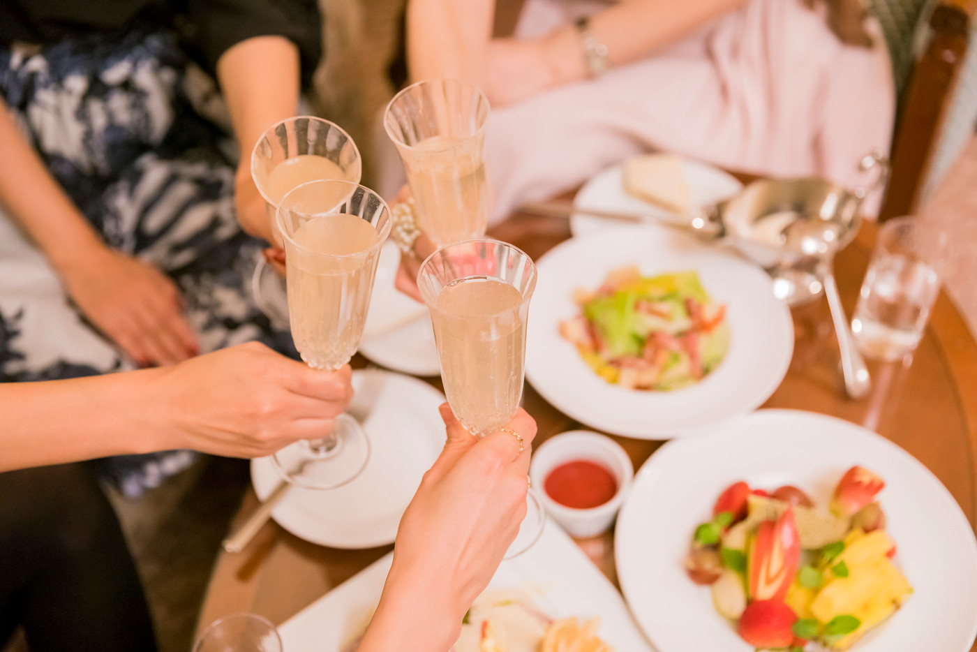 ホテル女子会 パーティー 乾杯