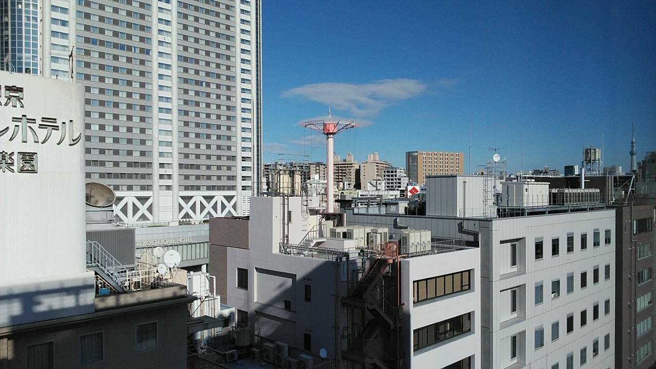 右奥にスカイツリー