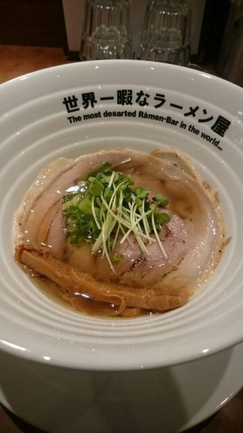 「世界一暇なラーメン屋」料理 985852 キャプテン ゴールド800円。淡い醤油味に鰹の香味油が効いてかつ、さわやかなラーメン