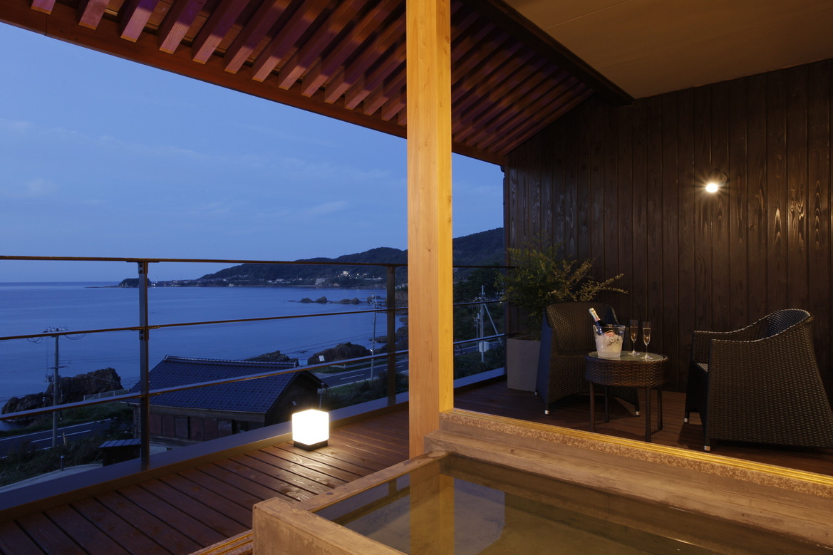 見渡す限り海。露天風呂付き客室で日本海に抱かれる3421709