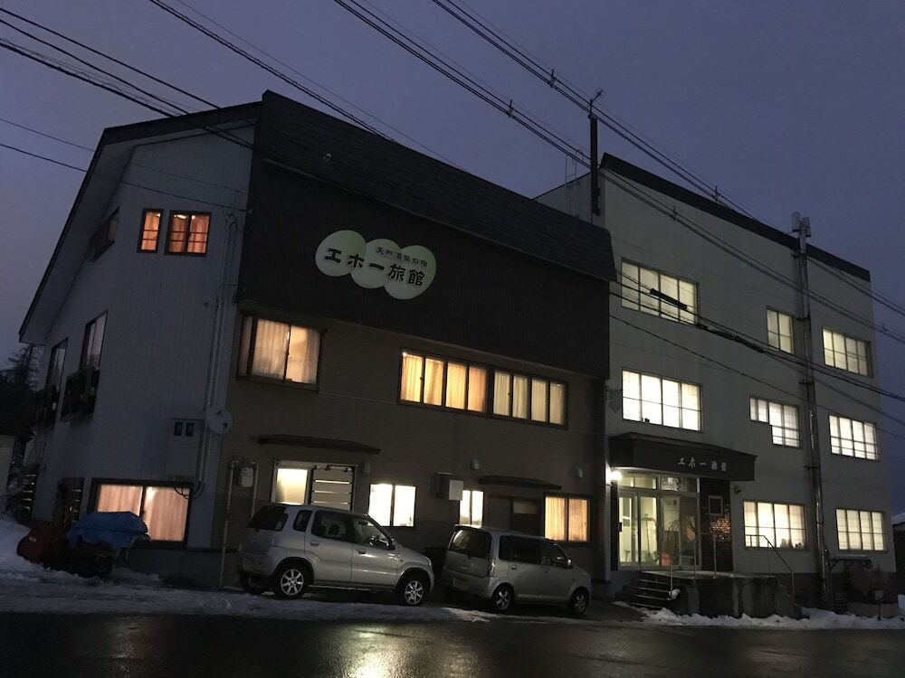 施設の正面 (日没後)