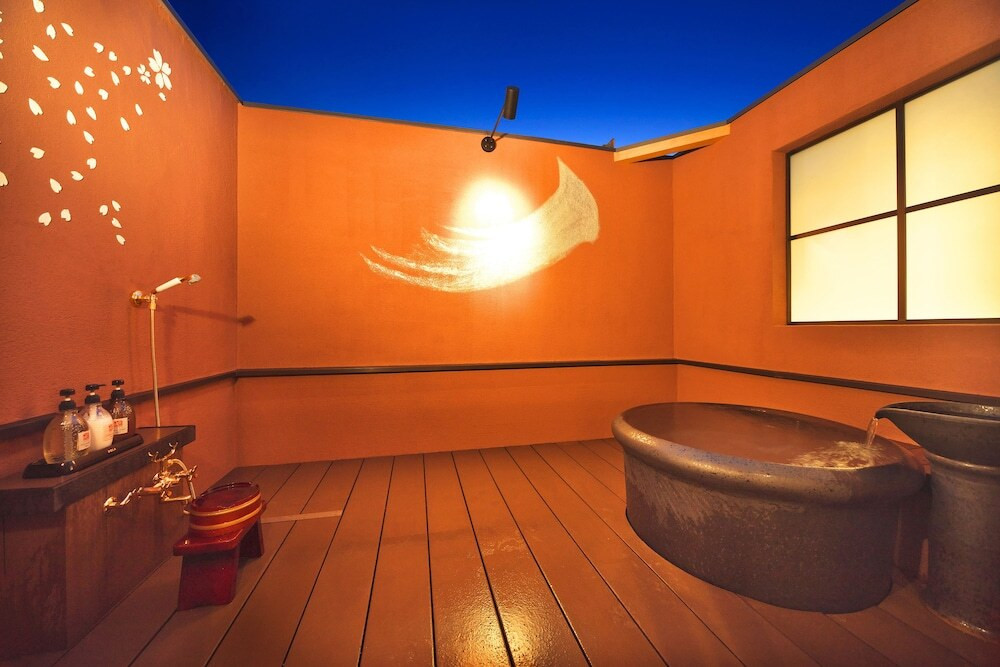 約二千坪もの日本庭園の中にある宿で、湯めぐりもサウナも岩盤浴も贅沢に堪能4021239