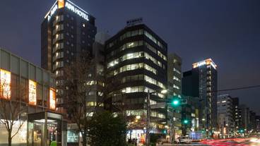 施設の正面 (日没後) / 4