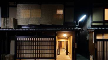 施設の正面 (日没後) / 1