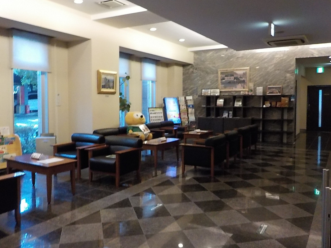 ホテルのロビー。セルフのコーヒーサーバーがあります。