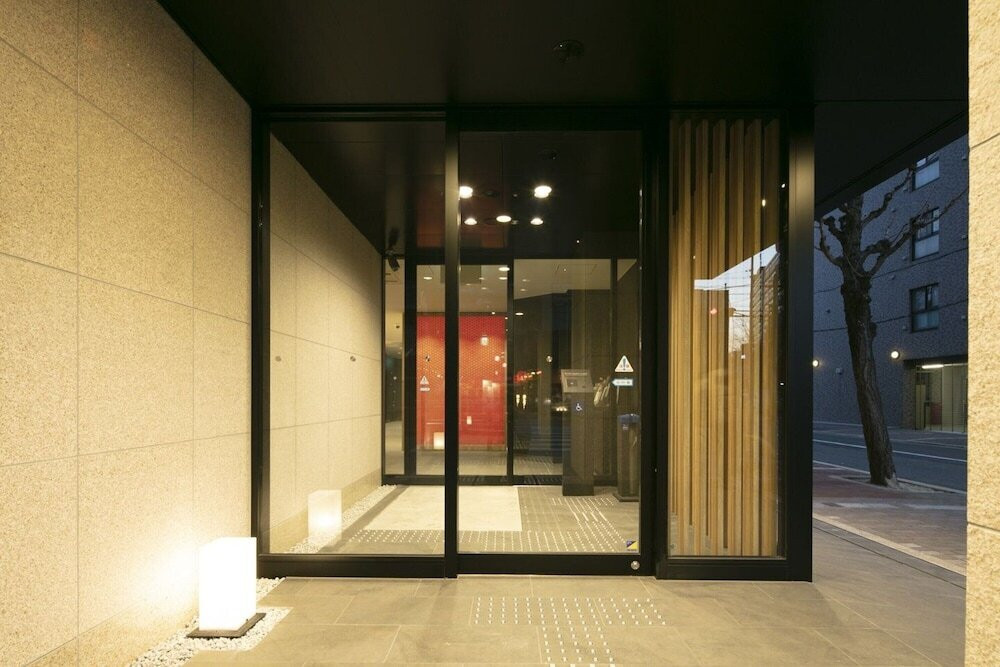 施設の正面 (日没後)