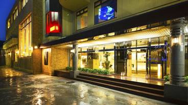 施設の正面 (日没後) / 1