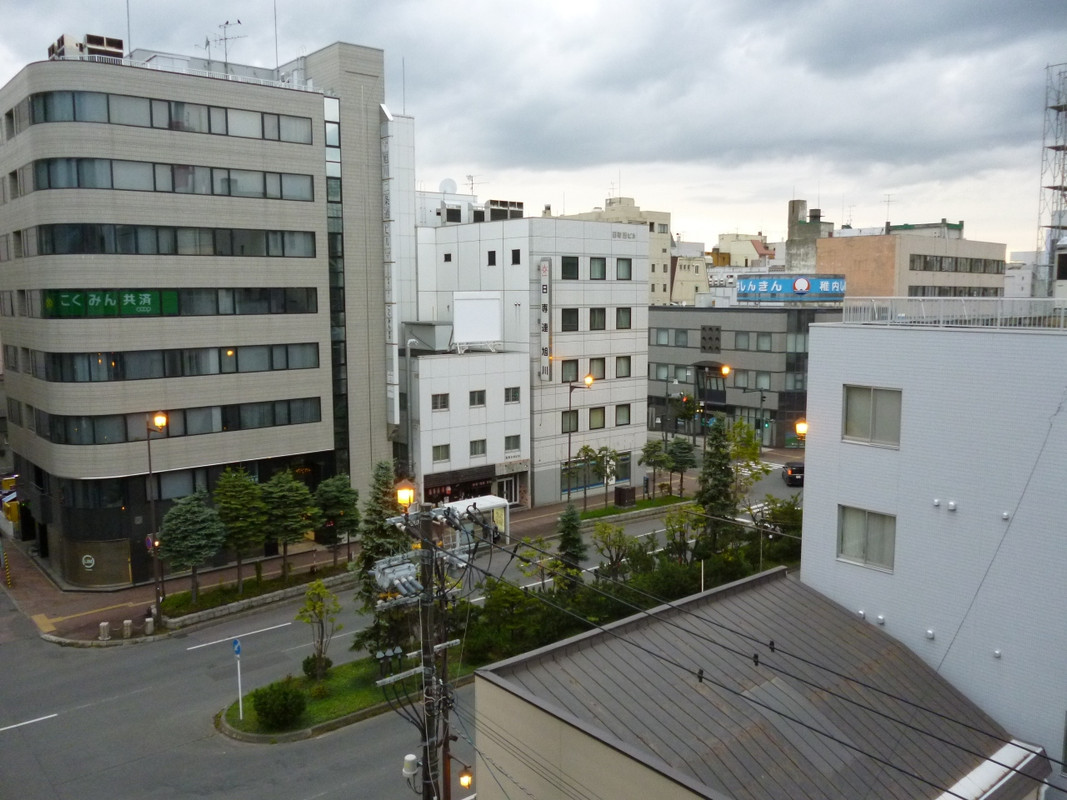 周辺はビルばかりのオフイス街でした