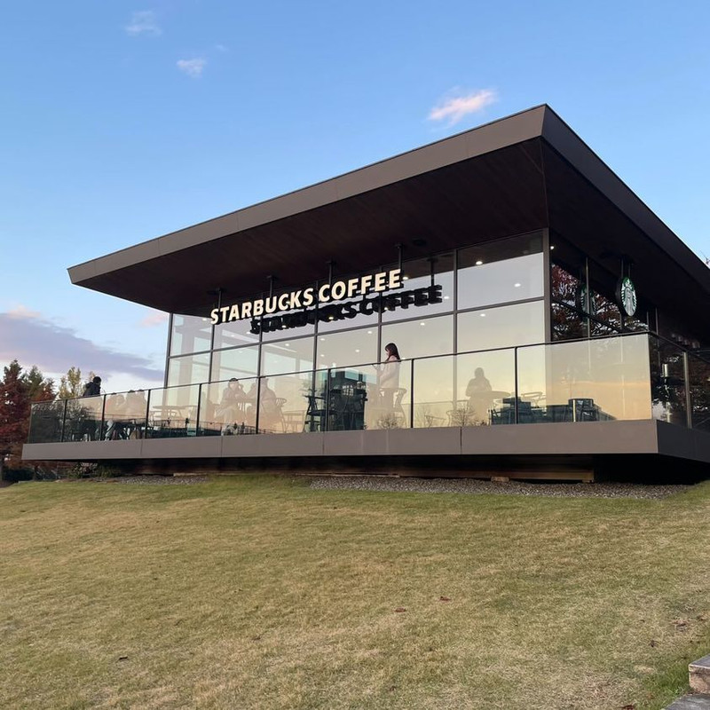 ガラス張りからみえる環水公園と水辺がマッチした美しい景観の「スターバックス コーヒー 富山環水公園店」 / 1