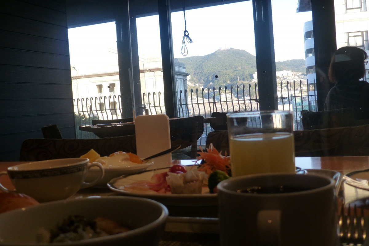 朝食会場とビュッフェ食