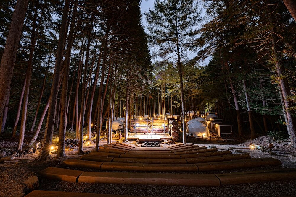 夜の敷地内の雰囲気