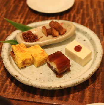 「東白庵 かりべ」 料理 27924897 前菜盛り合せ　（玉子焼、穴子の煮こごり、豆腐の梅肉のせ、椎茸の足、ちりめんジャコ）　(2014/06)