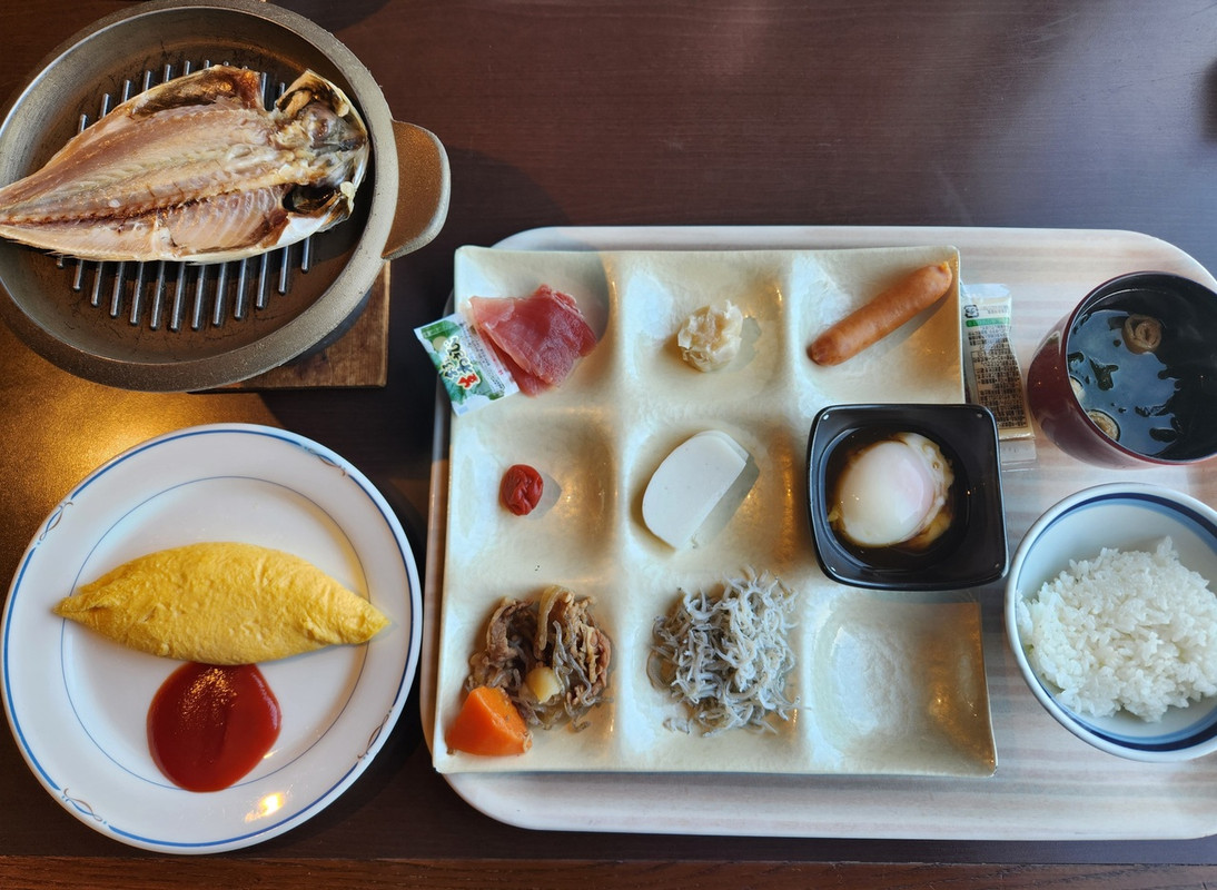 朝食はバイキング。鯵の開きを自分で焼くのは最高