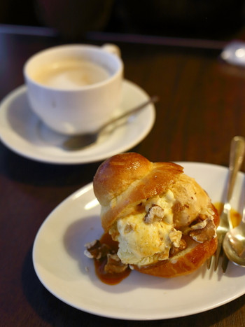 「annee」料理 943989 カフェオレ・ブリオッシュと自家製アイスクリーム（キャラメル&バニラ）
