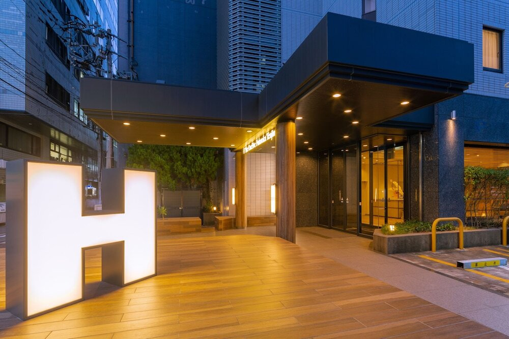 施設の正面 (日没後)