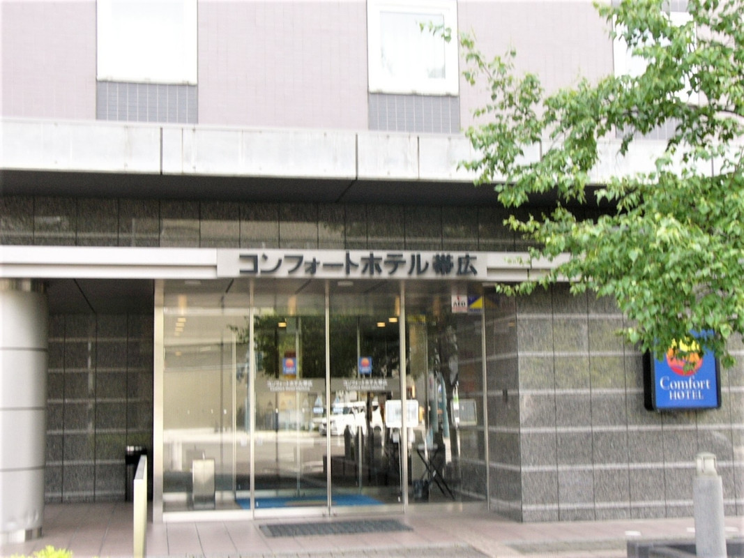 正面玄関もシャープなデザイン