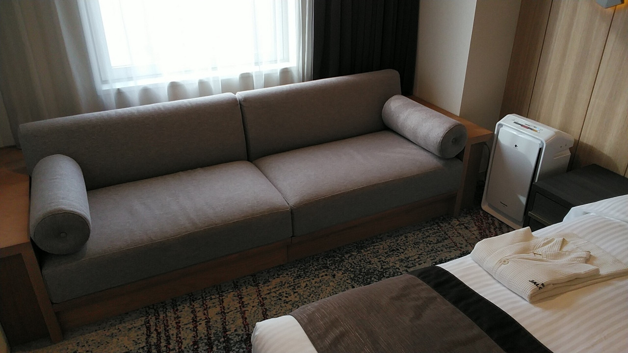 窓側に広めのソファー