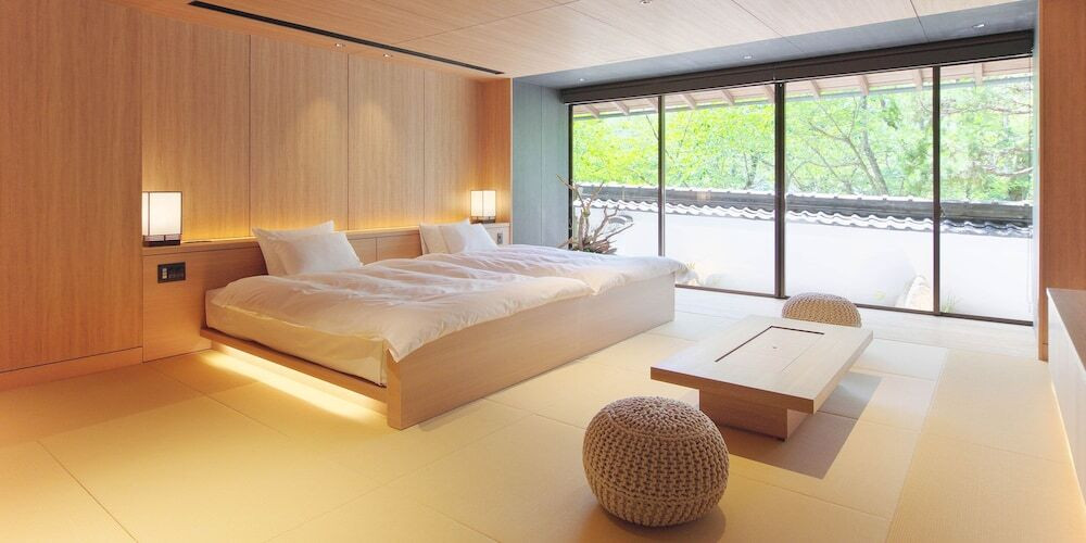 102号室 スパスイートのリビング・ベッド