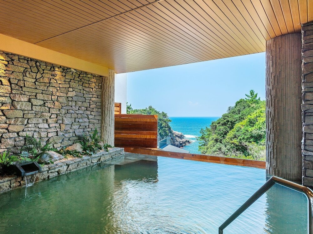 みんなでワイワイ♪通年泳げる温泉プールと豪華バイキングが魅力3995023