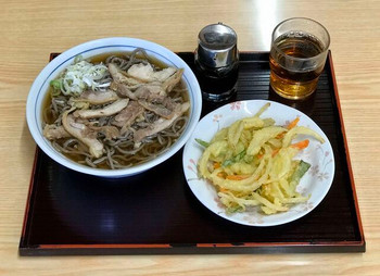 「いろは本店」 料理 119765667 冷たい肉そば+やさいかき揚げ　¥900